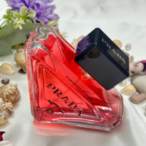 عطر برادا الأحمر… أناقة هادئة بنبض جريء