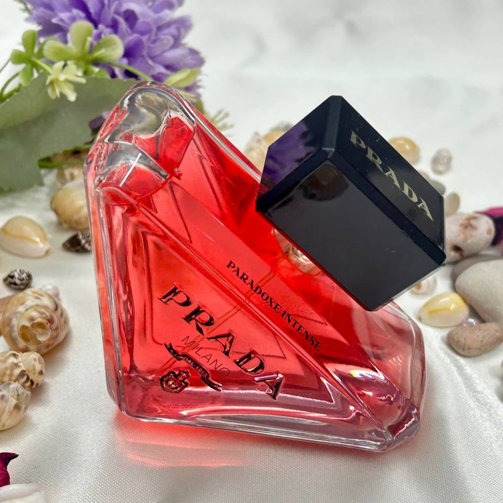 عطر برادا الأحمر… أناقة هادئة بنبض جريء