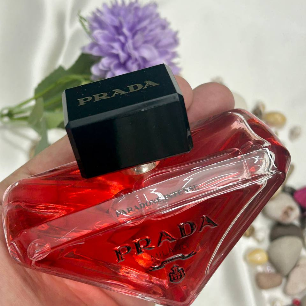 عطر برادا الأحمر… أناقة هادئة بنبض جريء